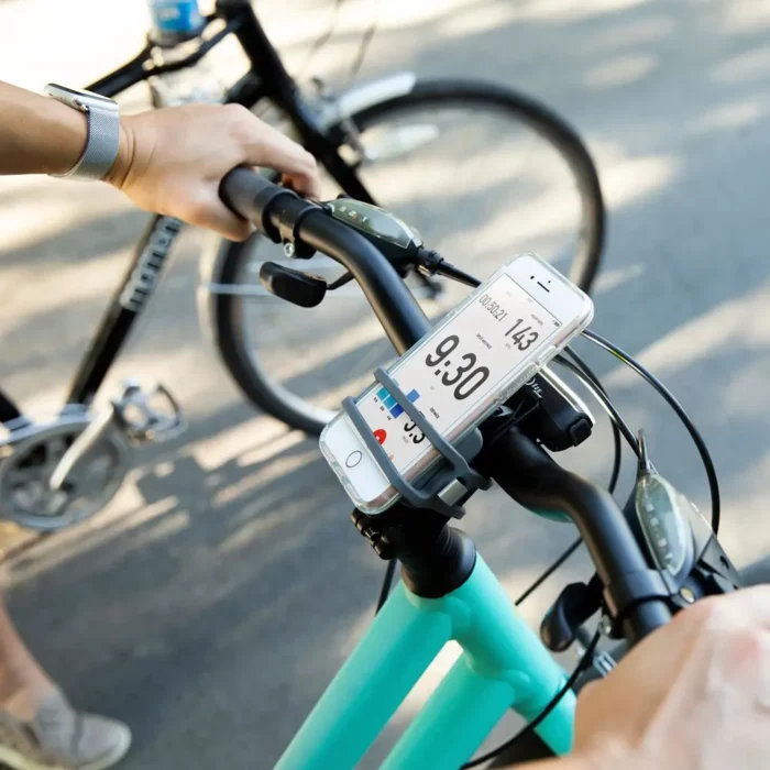 Die Fahrrad Handyhalterung zeigt hier ihr praktisches Einsatzgebiet – fest am Lenker montiert, hält sie das Smartphone sicher während der Fahrt.