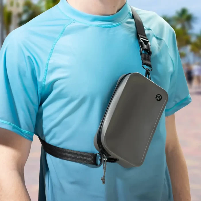 Person trägt eine geschlossene, wasserdichte Bauchtasche diagonal über der Brust.