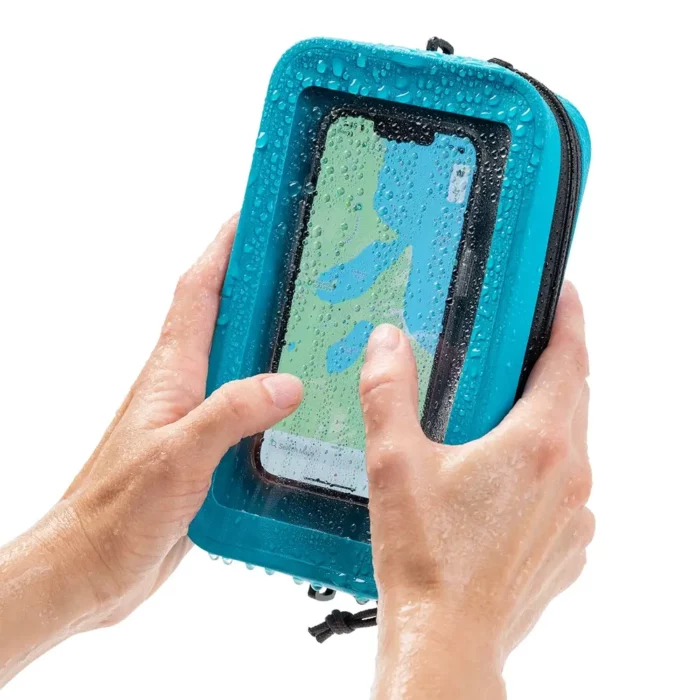 Hände bedienen ein Smartphone durch die transparente Front einer tropfnassen, wasserdichten Bauchtasche.