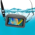 Eine wasserdichte Bauchtasche schwimmt an der Wasseroberfläche – durch das klare Sichtfenster ist das Smartphone im Innern sichtbar und trocken geschützt.