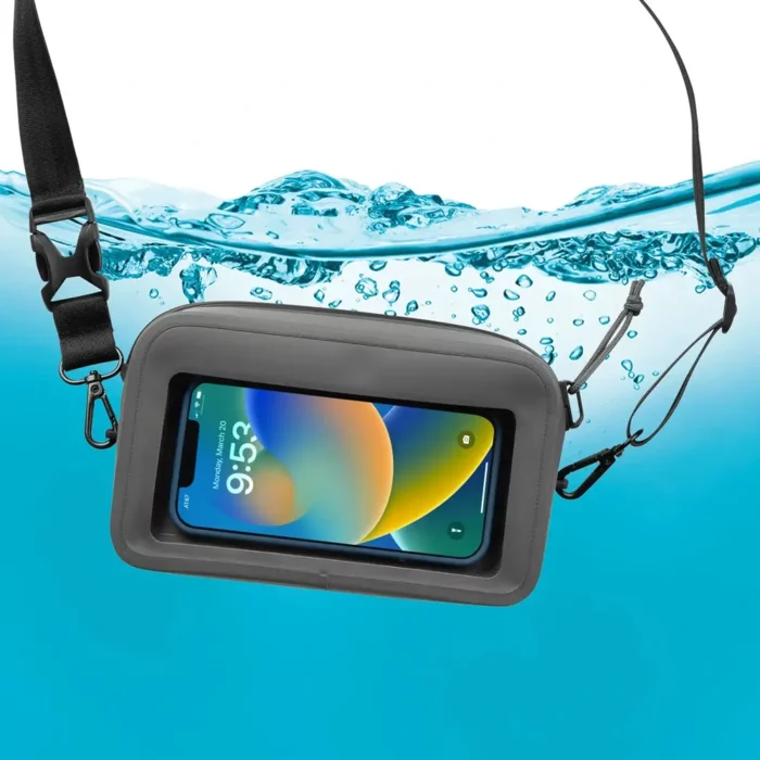 Eine wasserdichte Bauchtasche schwimmt an der Wasseroberfläche – durch das klare Sichtfenster ist das Smartphone im Innern sichtbar und trocken geschützt.