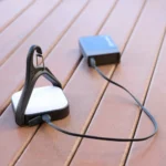 Eine Solar Campinglampe wird mit einer Powerbank über USB geladen.