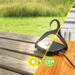 Die Solar Campinglampe wird auf einer Holzbank in der Sonne aufgeladen – daneben zeigt eine Innenaufnahme das parallele Aufladen per Kabel in der Küche.