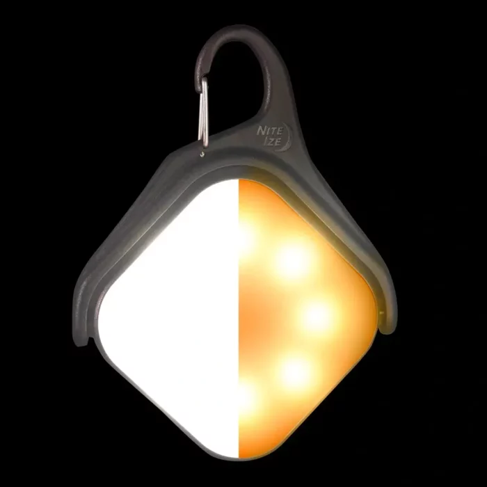 Solar Campinglampe mit zwei Lichtmodi – links helles Weisslicht für maximale Sicht, rechts warmes, gedämpftes Licht für gemütliche Stimmung im Zelt oder unter freiem Himmel.