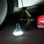 Helles Arbeitslicht beim nächtlichen Reifenwechsel – die Solar Campinglampe sorgt für perfekte Sicht am Pannenort.