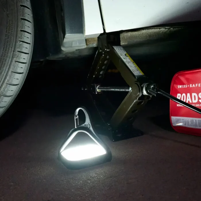 Helles Arbeitslicht beim nächtlichen Reifenwechsel – die Solar Campinglampe sorgt für perfekte Sicht am Pannenort.