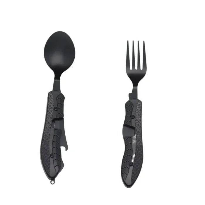 Camping Messer mit Gabel und Löffel nebeneinander