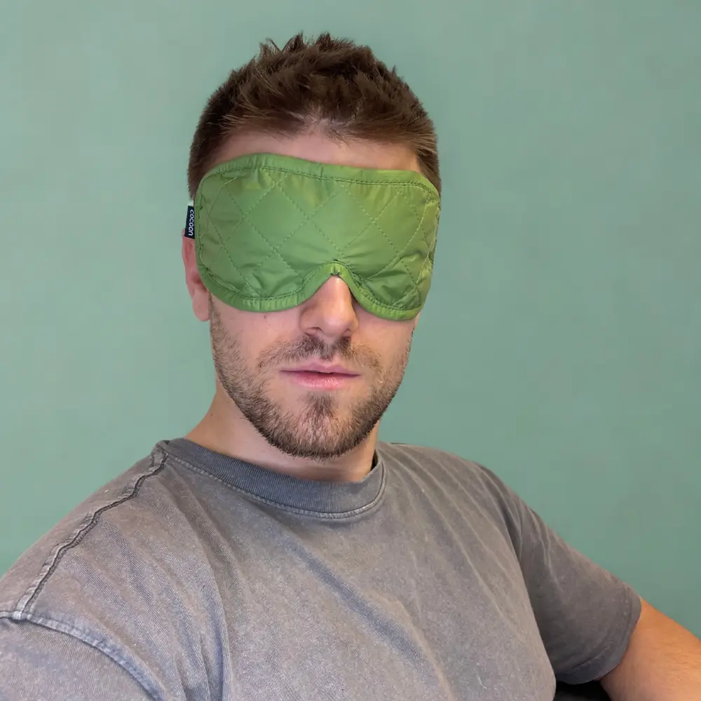 Person trägt Cocoon-Maske, frontal fotografiert