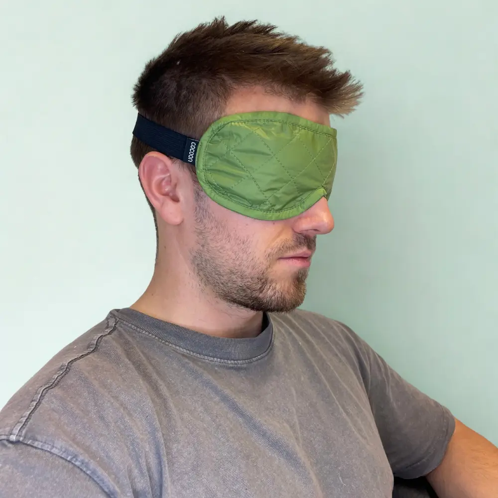 Person trägt Cocoon-Maske, seitlich fotografiert
