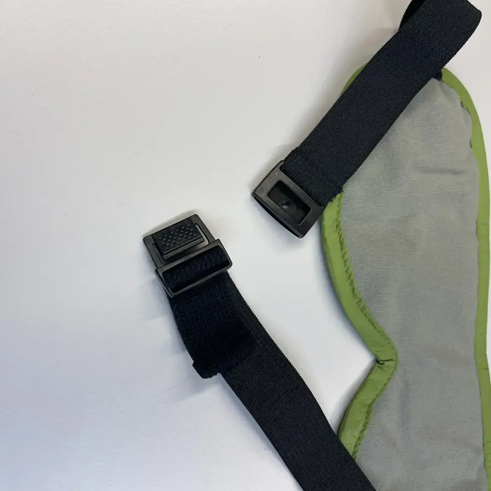 Verschlussdetail des elastischen Bands der Cocoon-Maske