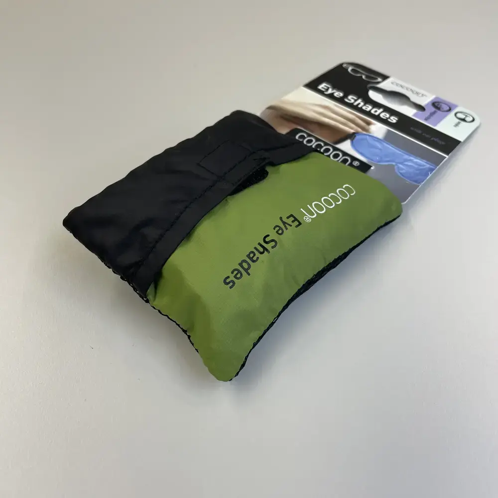 Zusammengefaltete Cocoon-Maske mit Etui und Verpackung