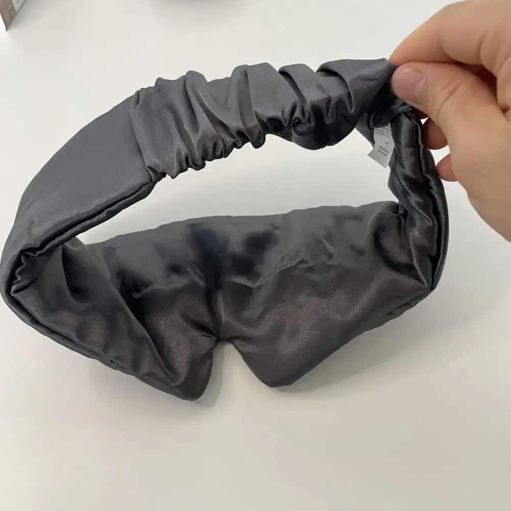 Seitenansicht der Schlafmaske von Kitsch mit elastischem, gerafftem Satinband