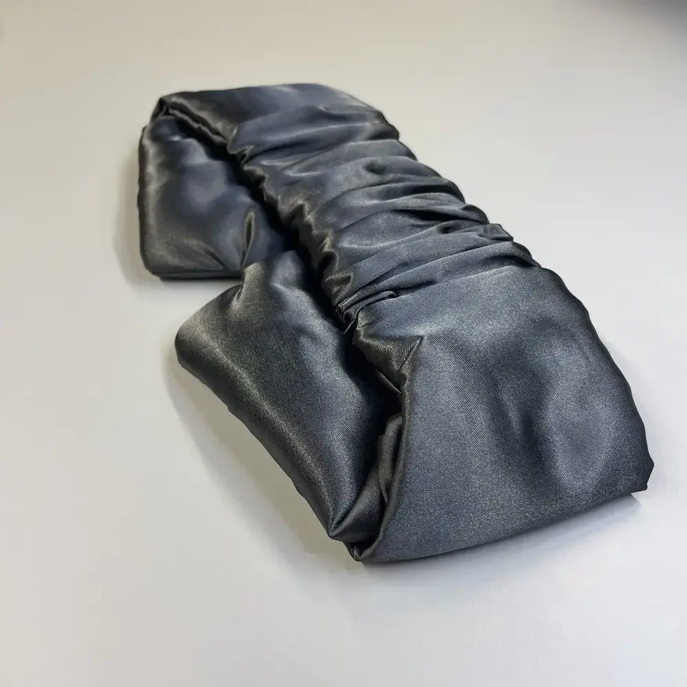 Schrägaufnahme der gerafften Rückseite der Kitsch Satin-Schlafmaske, zusammengelegt