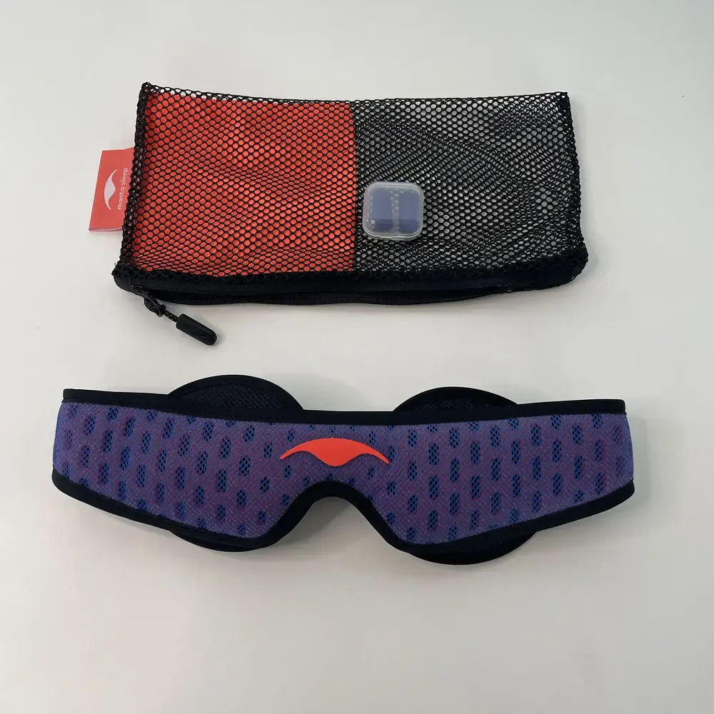Manta Sleep Mask Pro mit Netz-Aufbewahrungstasche in Schwarz-Rot und integriertem Ohrstöpsel-Etui.
