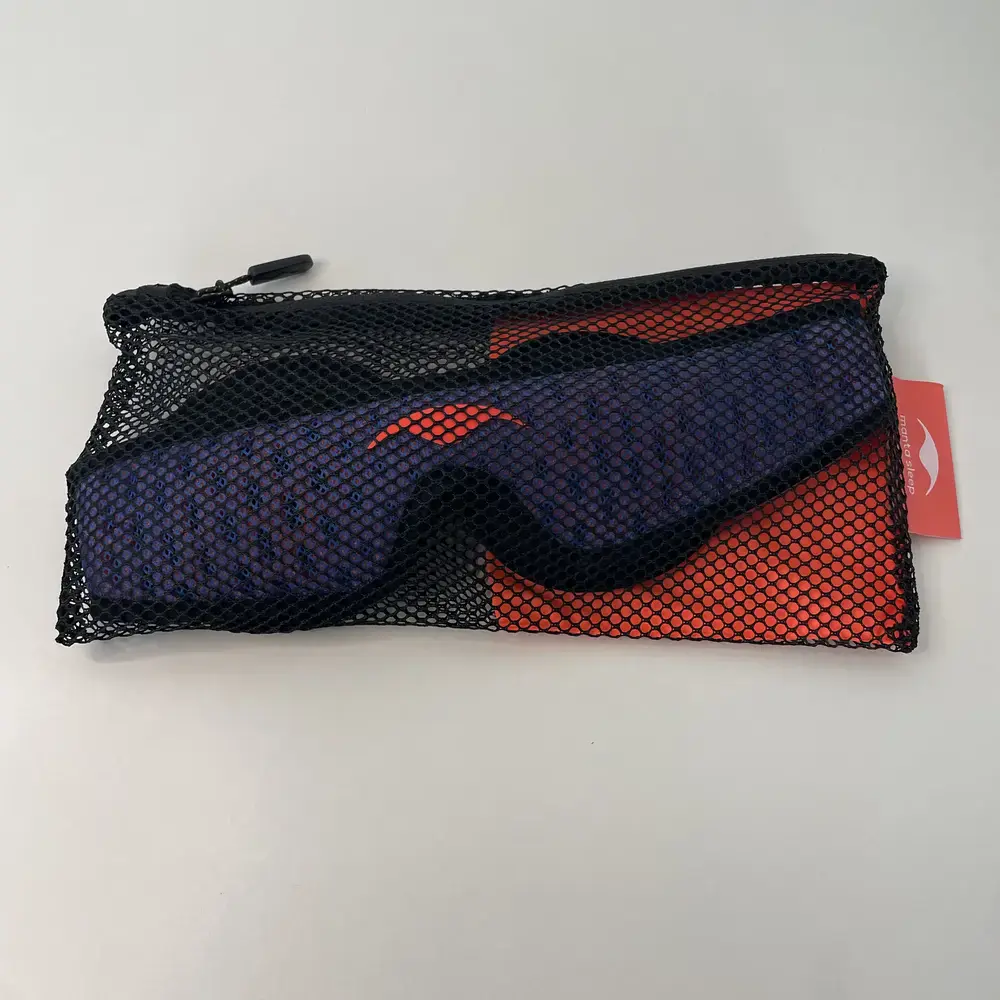 Manta Sleep Mask Pro verpackt in der Netz-Aufbewahrungstasche.