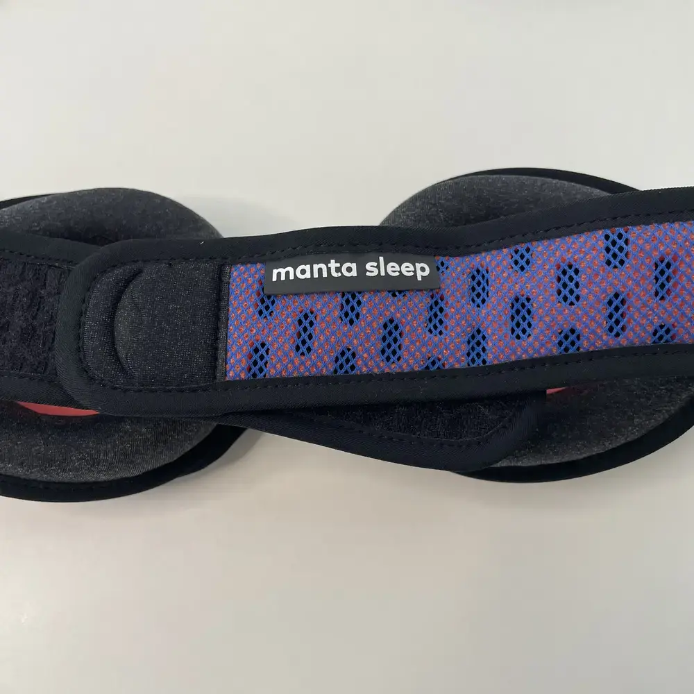 Rückseite der Manta Pro Schlafmaske mit verstellbarem Klettverschluss und Manta Sleep Logo.