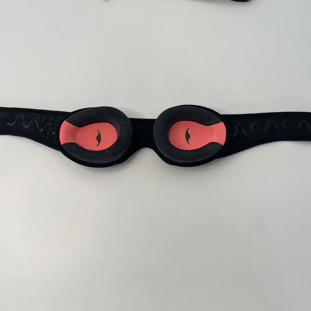 Innenansicht der Manta Sleep Mask Pro mit gewölbten Augenmuscheln in Pink für vollständige Abdunkelung.
