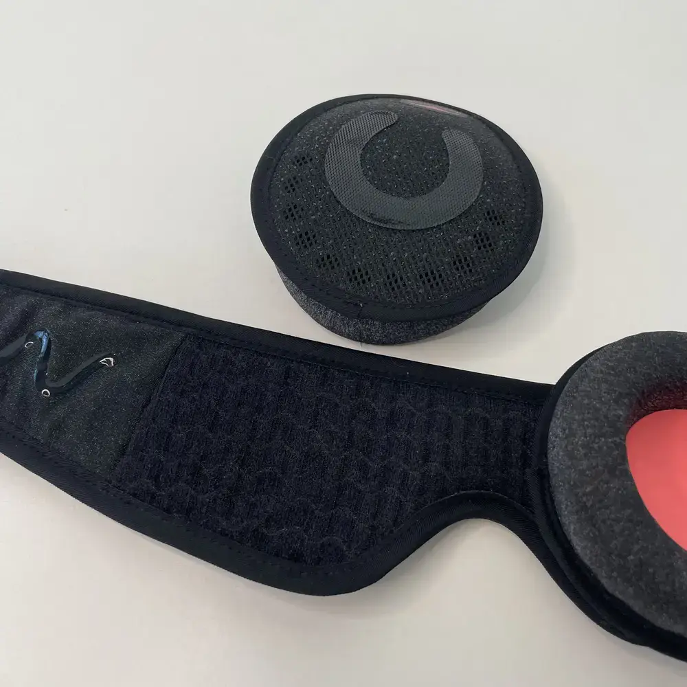 Abnehmbare Augenmuschel der Manta Pro Schlafmaske mit atmungsaktivem Mesh und Klettpad zur Befestigung.