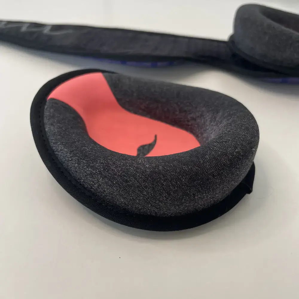 Detailaufnahme der ergonomisch geformten Augenmuschel mit weicher Stoffpolsterung.
