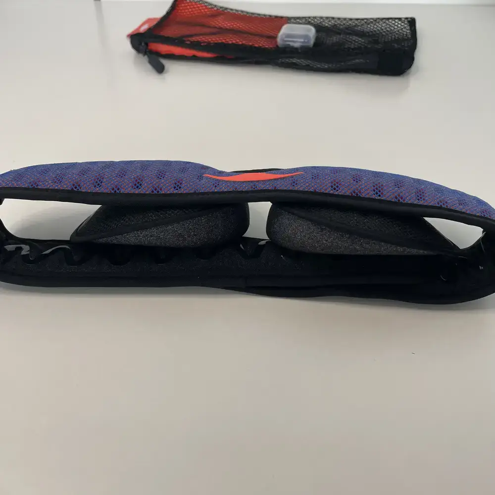 Seitenansicht der geschlossenen Maske mit sichtbaren Augenmuscheln im Innern.