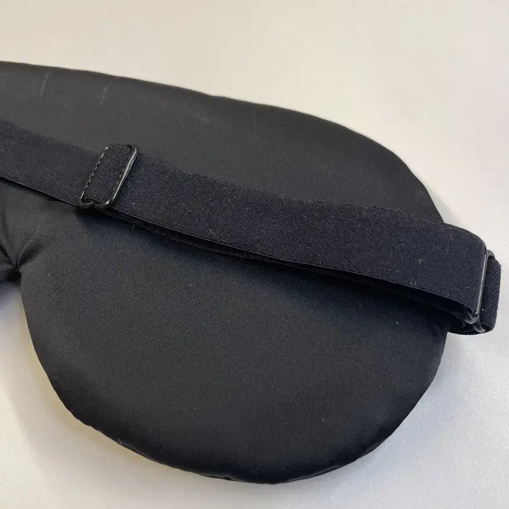 Detaillierte Ansicht des elastischen Bands und der Rückseite der ALASKA BEAR Seidenschlafmaske.