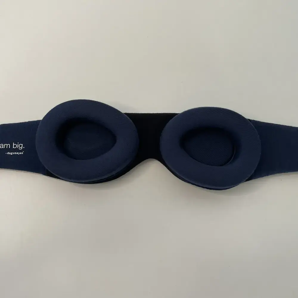 Gepolsterte, ergonomisch geformte Augenpolster der Dagsmejan Blackout Schlafmaske, flach ausgebreitet.