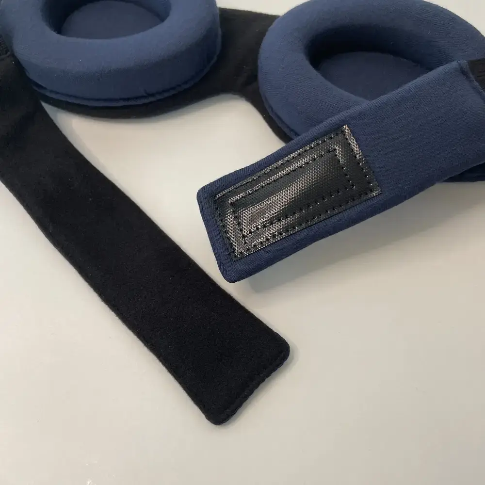 Dagsmejan Blackout Schlafmaske mit detaillierter Ansicht des Klettverschlusses und der weichen Innenpolsterung.