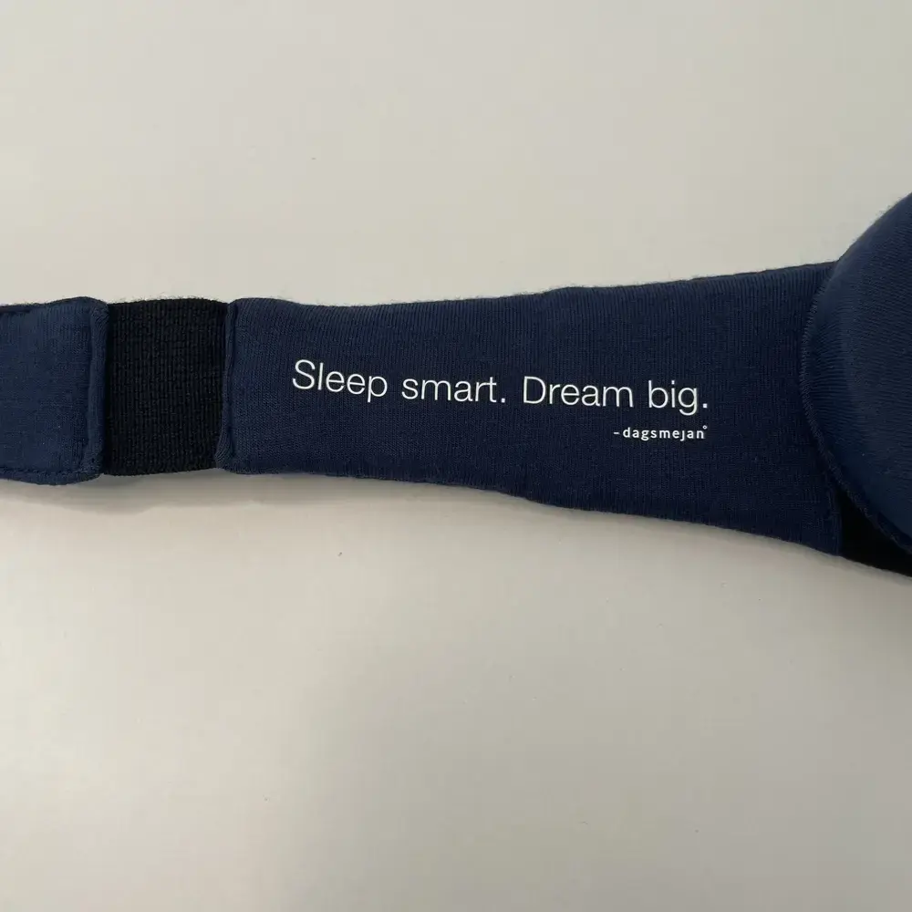 unkelblaues Band der Dagsmejan Blackout Schlafmaske mit dem Aufdruck „Sleep smart. Dream big.“