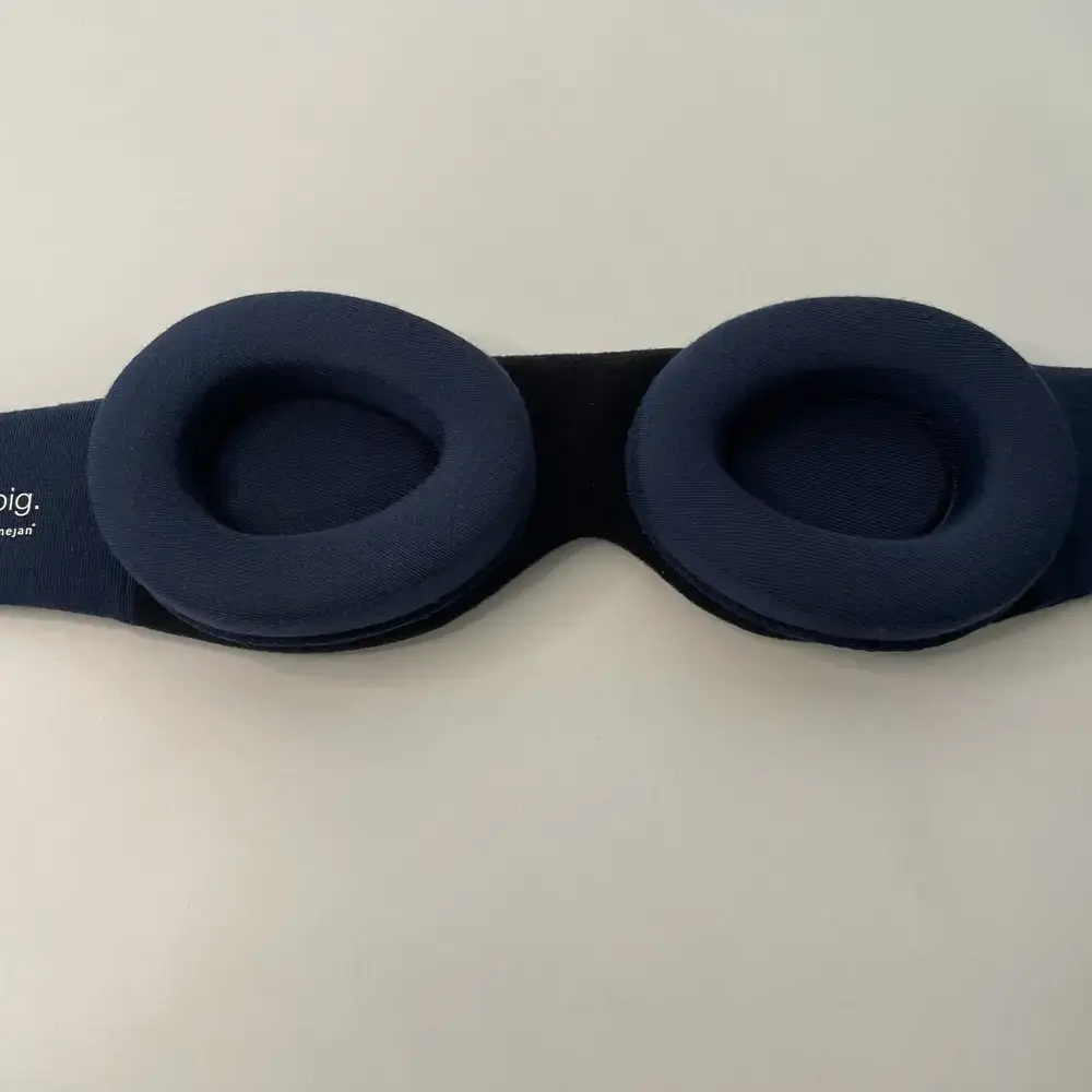 Dagsmejan Blackout Schlafmaske geöffnet: Innenansicht der dunkelblauen Dagsmejan Blackout Schlafmaske mit gepolsterten Augenmuscheln, auf weißem Hintergrund.