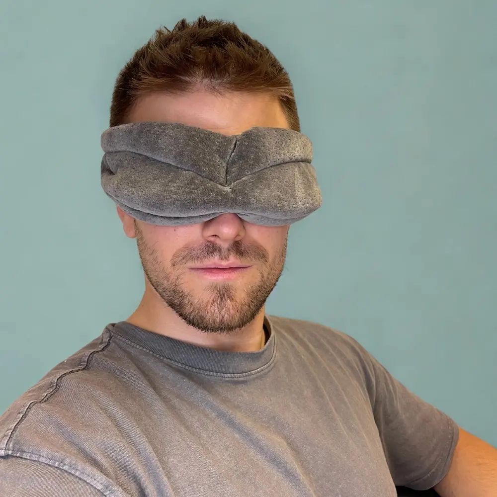 Mann mit Tempur Schlafmaske in Frontalansicht
