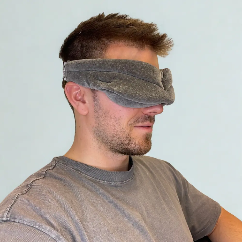Seitenansicht eines Mannes mit der Tempur Schlafmaske