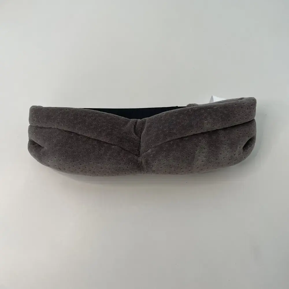 Tempur Schlafmaske flach liegend – die geschwungene Form zeigt die hochwertige Polsterung und Verarbeitung.