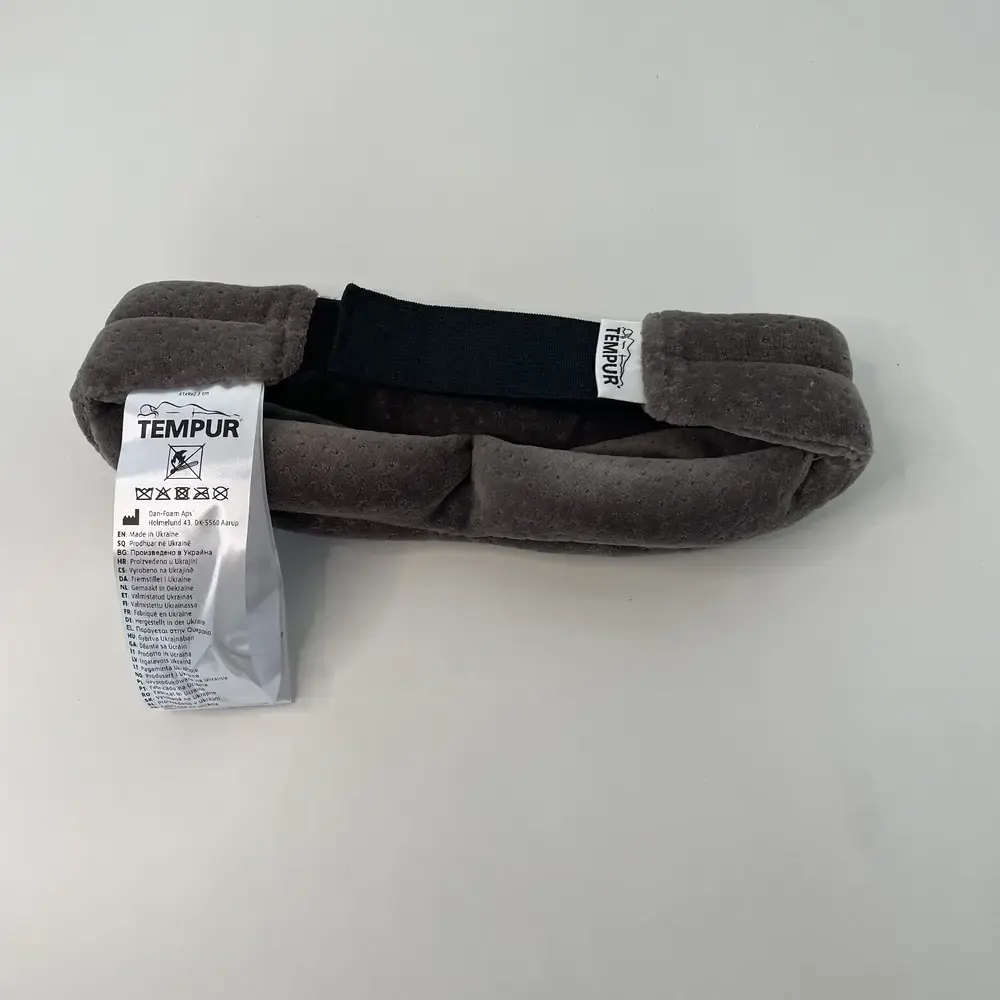 Rückseite der Tempur Schlafmaske mit verstellbarem Gummiband und eingenähtem Etikett.