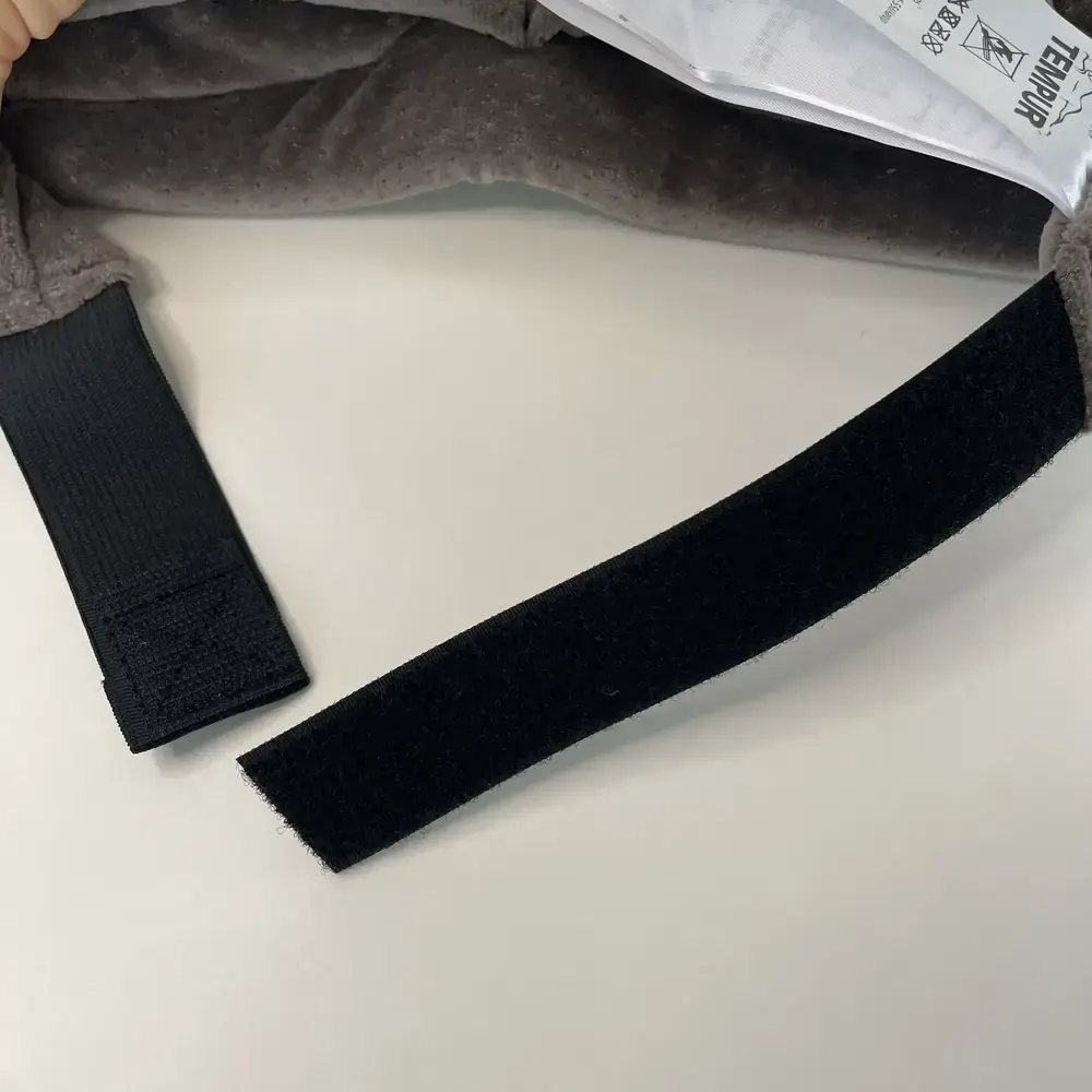 Geöffneter Klettverschluss der Tempur Schlafmaske – einfach verstellbar für individuellen Sitz.