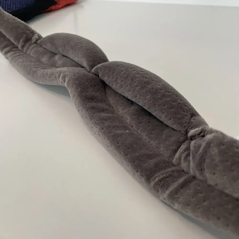 Detailaufnahme der ergonomischen Polsterstruktur auf der Innenseite der Tempur Schlafmaske.