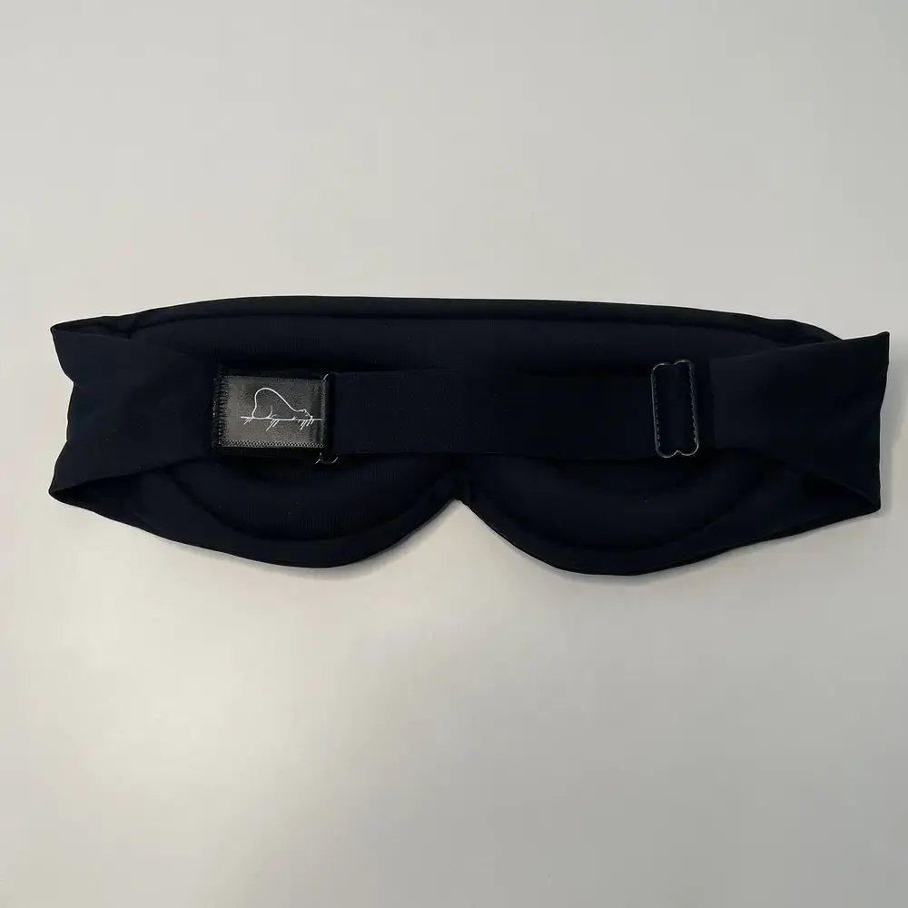 Rückansicht der Alaska Bear Schlafmaske mit verstellbarem elastischem Band und Label