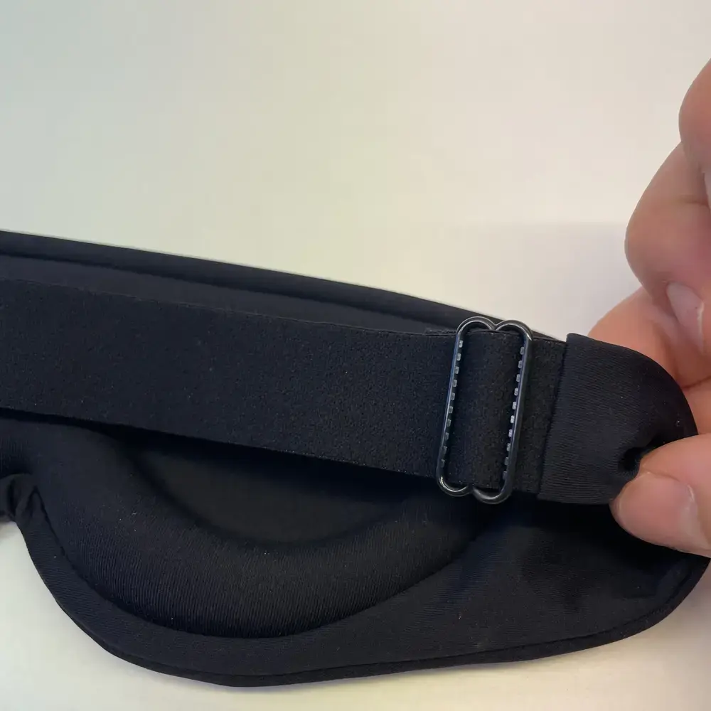 Detailaufnahme des elastischen Verstellbands der Alaska Bear Schlafmaske mit Schnalle