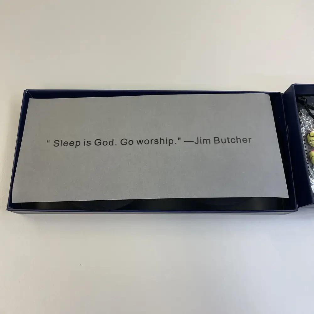 Zitat auf der Verpackung der ALASKA BEAR 3D Schlafmaske: "Sleep is God. Go worship." – Jim Butcher.