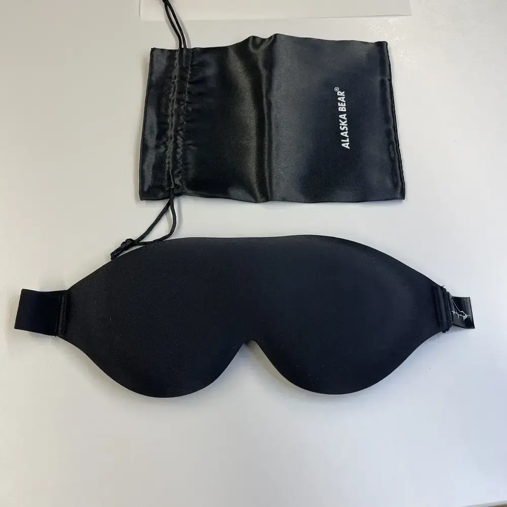 ALASKA BEAR 3D Schlafmaske aus Seide mit passendem schwarzen Aufbewahrungsbeutel.