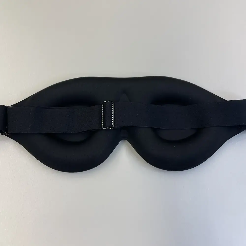 Rückseite der ALASKA BEAR 3D Schlafmaske mit verstellbarem elastischem Band und ergonomischer 3D-Form.