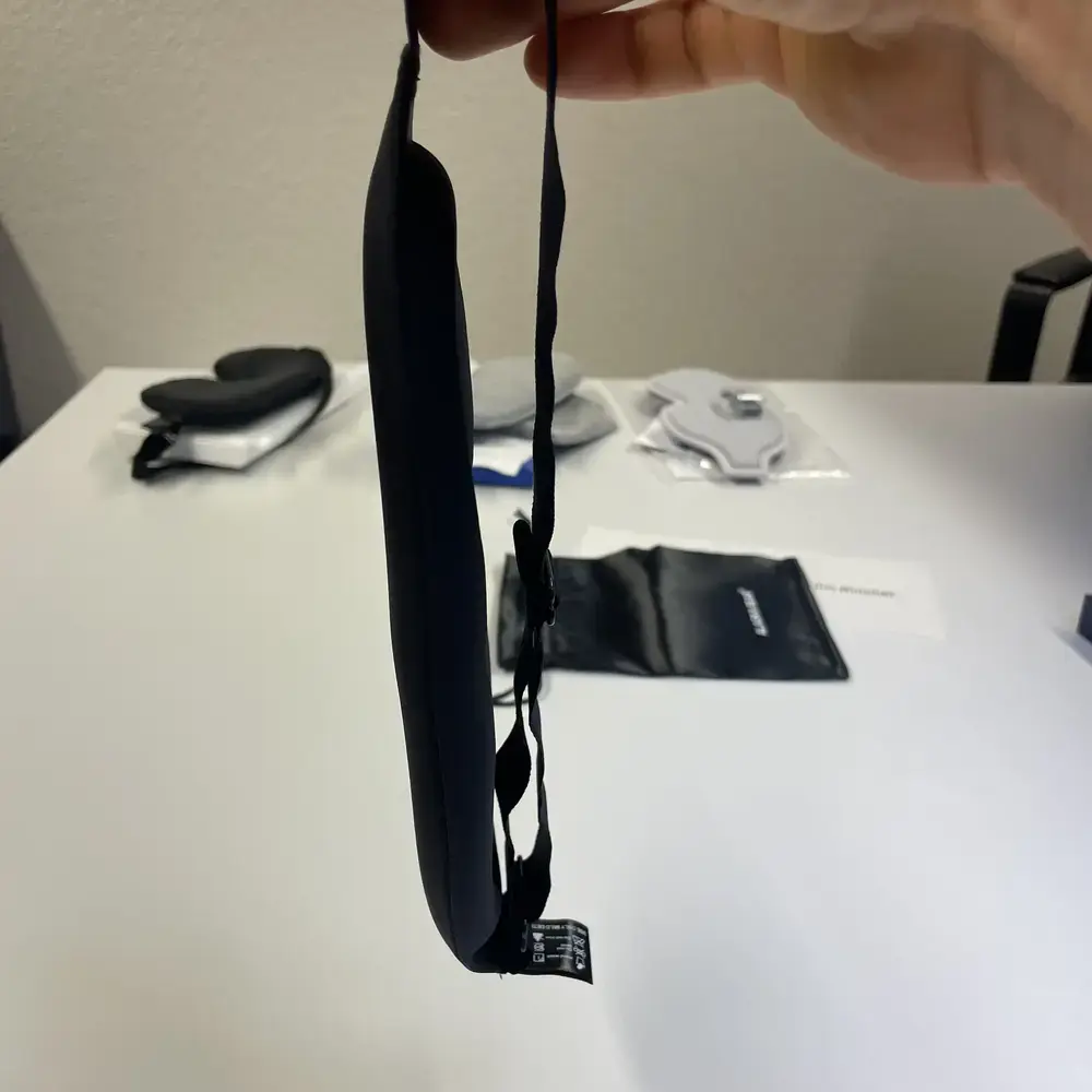 ALASKA BEAR 3D Schlafmaske wird von oben gehalten, um die seitliche Dicke und Struktur zu zeigen.