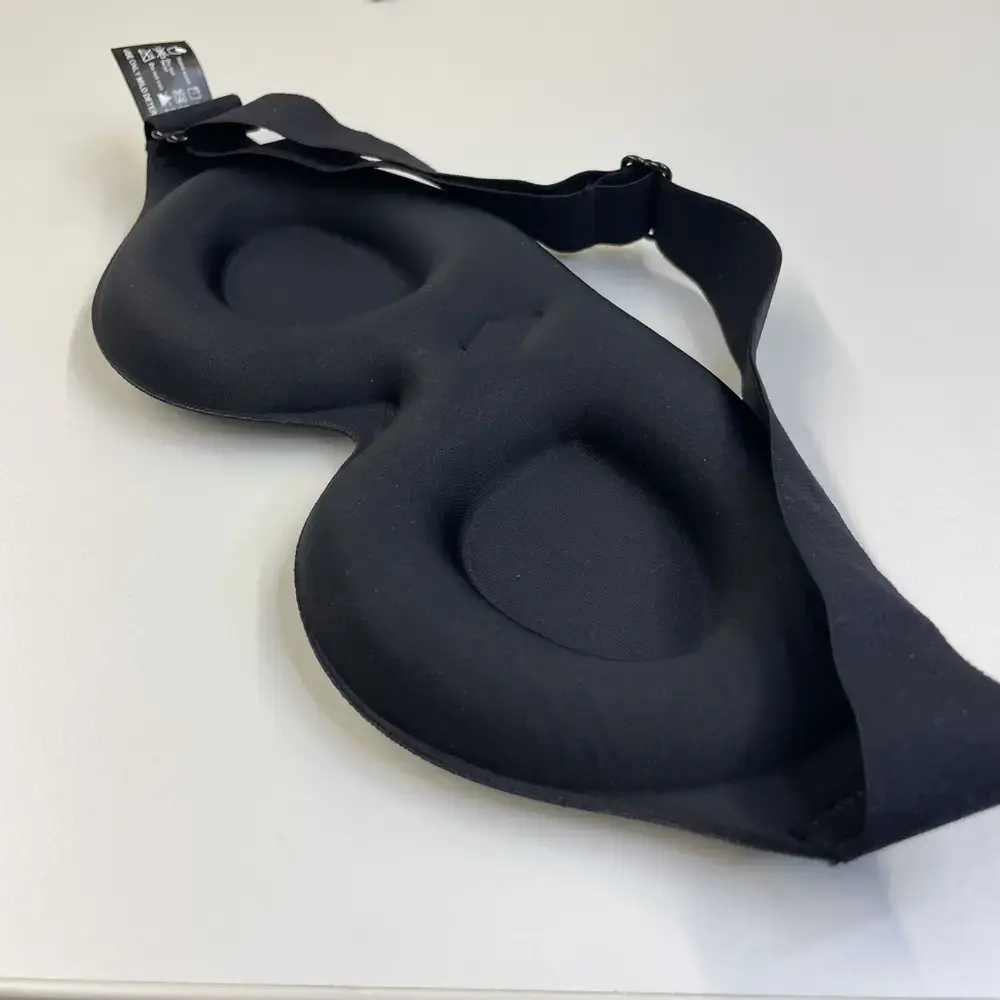 Schräger Blick auf die gepolsterte Innenseite der ALASKA BEAR 3D Schlafmaske mit ergonomischem Design.