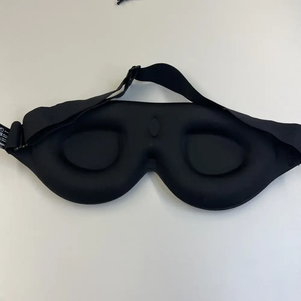 ALASKA BEAR 3D Schlafmaske flach aufgelegt mit deutlich sichtbaren Augenhöhlen für druckfreies Tragen.