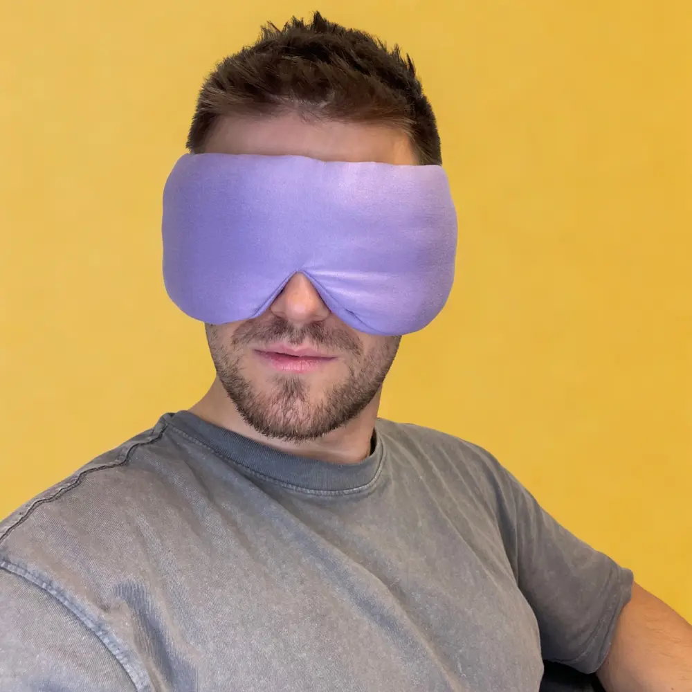 Ein Mann trägt die Bearaby Dreamer Schlafmaske