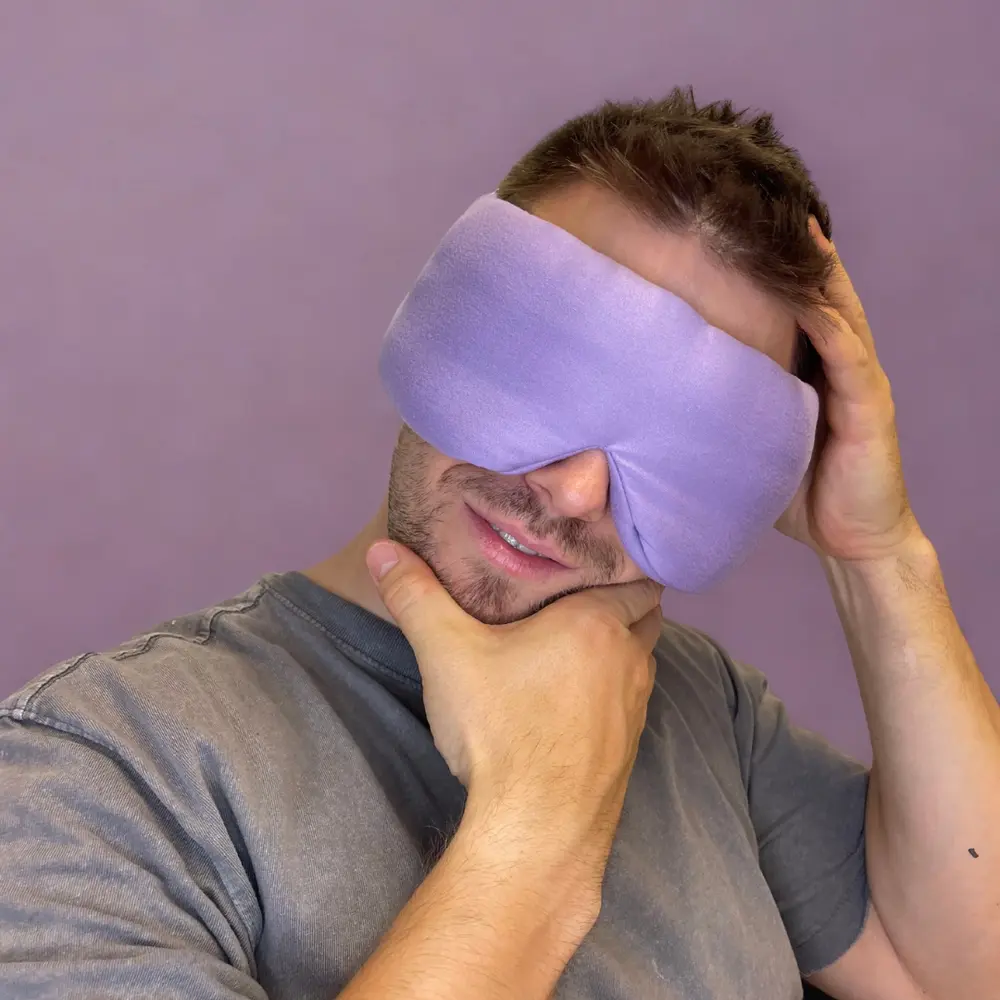 Ein Mann trägt die Bearaby Dreamer Schlafmaske