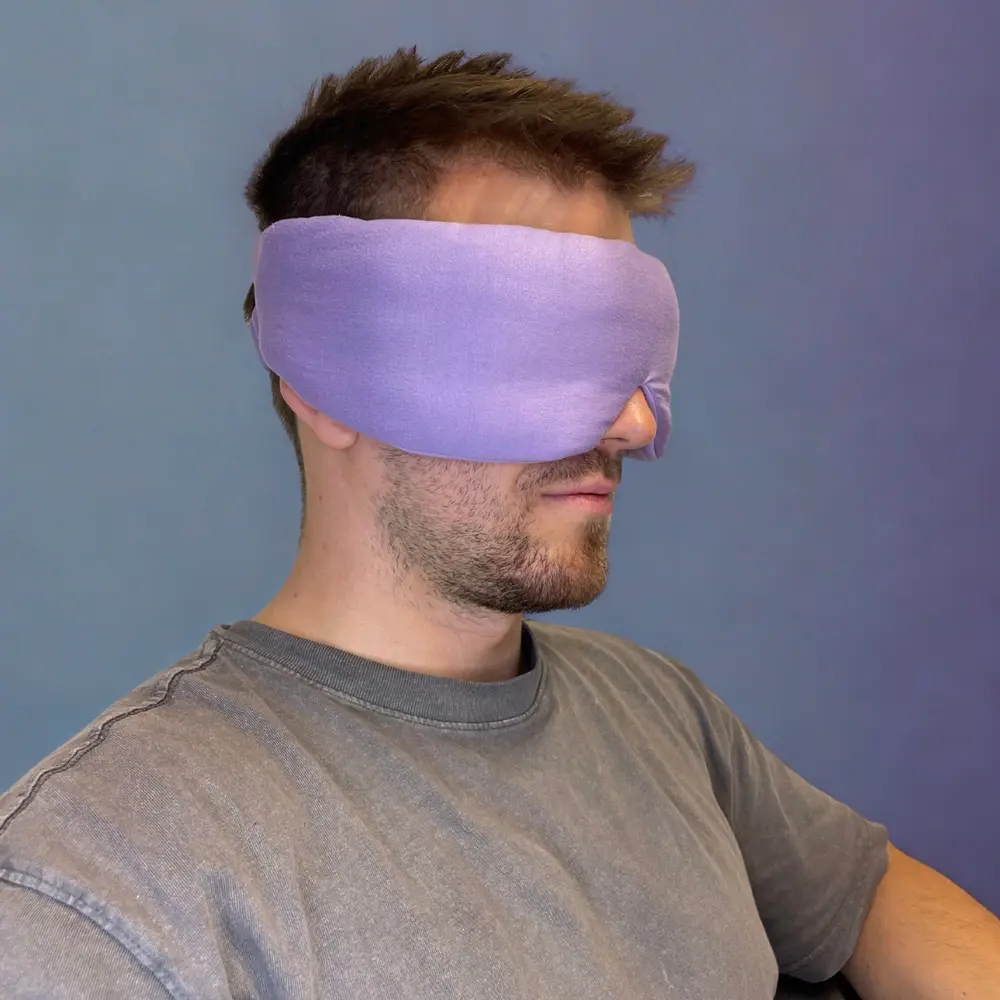 Ein Mann trägt die Bearaby Dreamer Schlafmaske
