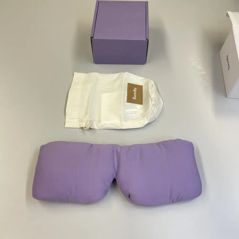 Bearaby Dreamer Schlafmaske mit Beutel und Kartonverpackung auf grauer Fläche