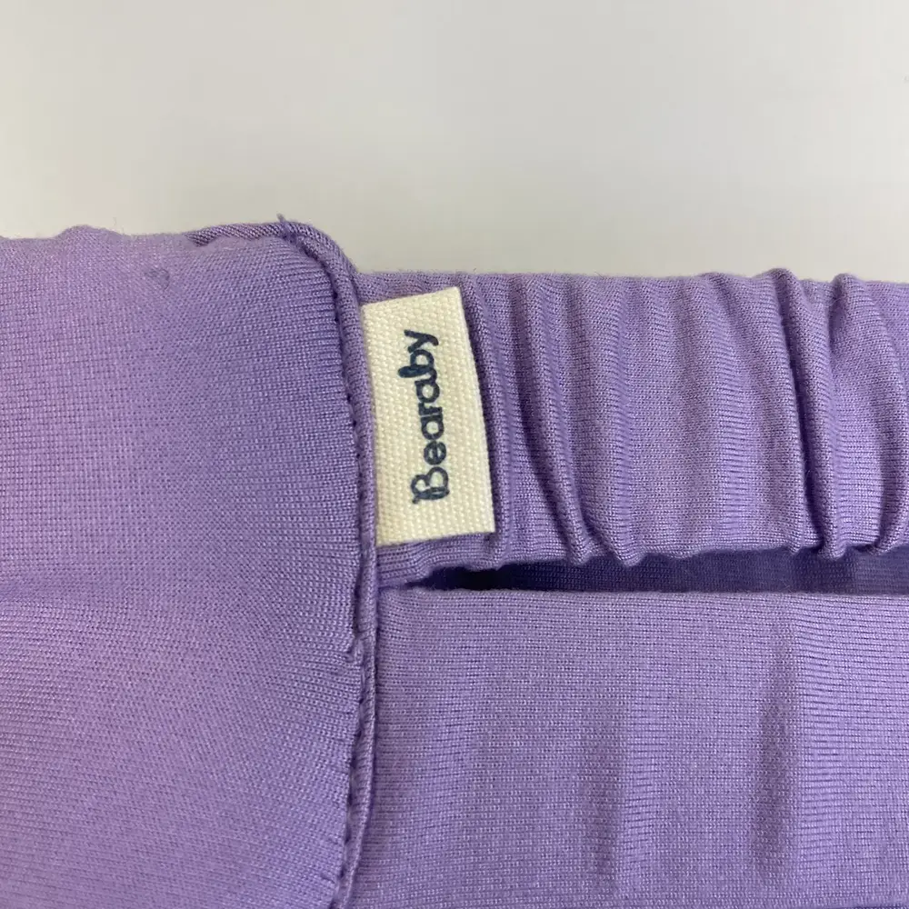 Detailaufnahme des Bearaby-Logos auf dem Band der Schlafmaske