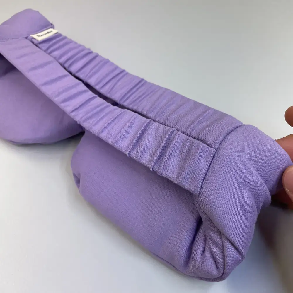 Seitenansicht der Bearaby Dreamer Schlafmaske mit sichtbarem Gurt