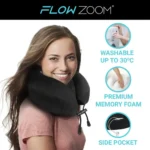 Junge Frau trägt ein schwarzes Flugzeug Reisekissen von Flow Zoom, lächelt in die Kamera. Rechts daneben Symbole für Maschinenwäsche bei 30 °C, Premium-Memory-Schaum und eine seitliche Tasche mit Kopfhörern.